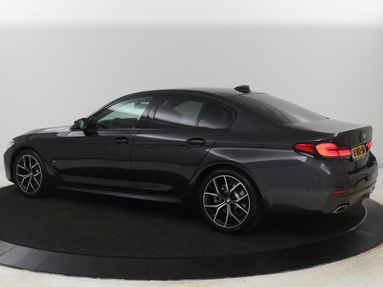 BMW 5-SERIE 520i M Sport | Leder | Stoelverwarming | Carplay | 19'' | Sportstoelen | Live Cockpit | Navigatie | Parkeerhulp | Adaptief LED | Memory | Keyless start