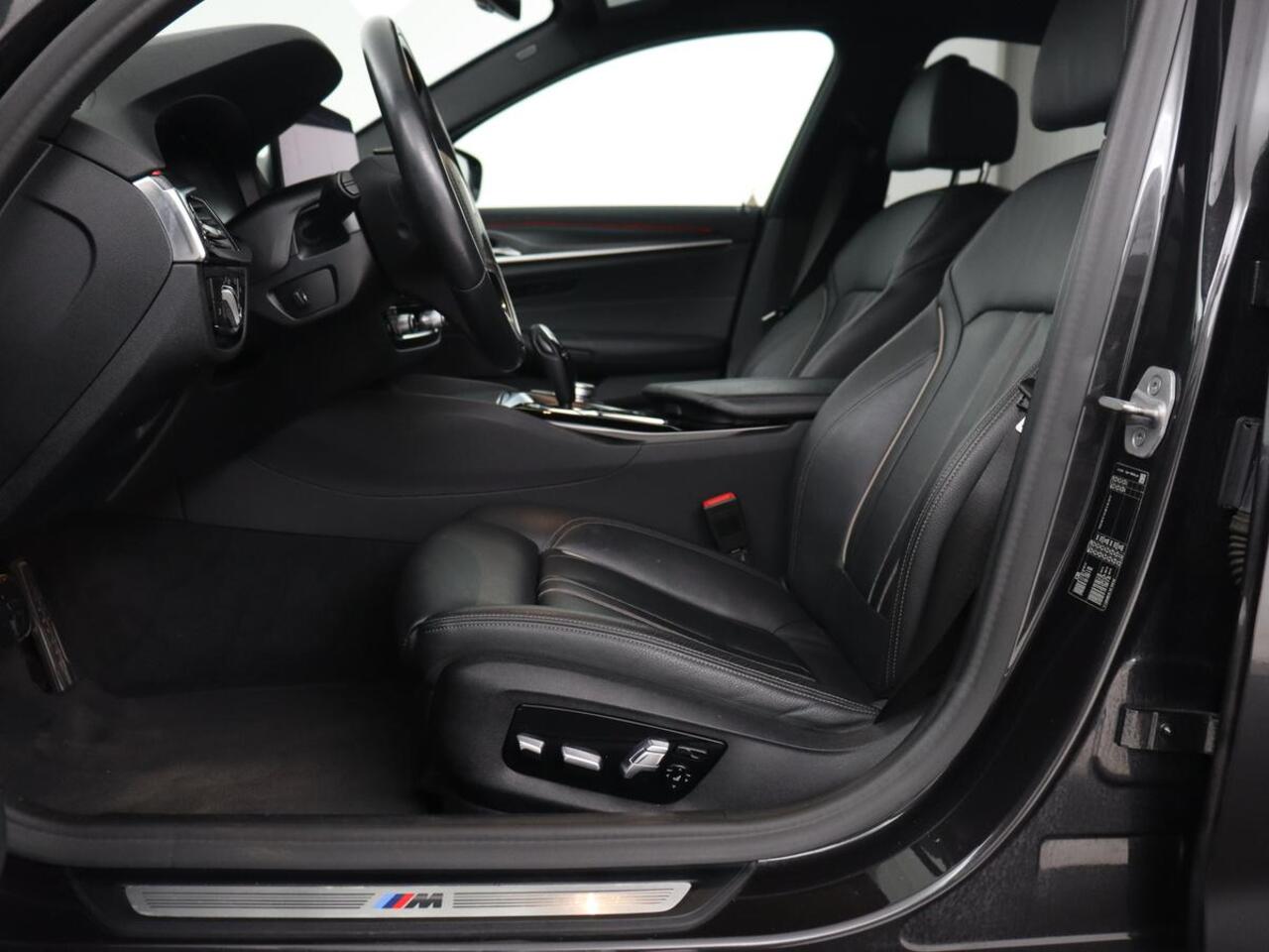 BMW 5-SERIE 520i M Sport | Leder | Stoelverwarming | Carplay | 19'' | Sportstoelen | Live Cockpit | Navigatie | Parkeerhulp | Adaptief LED | Memory | Keyless start