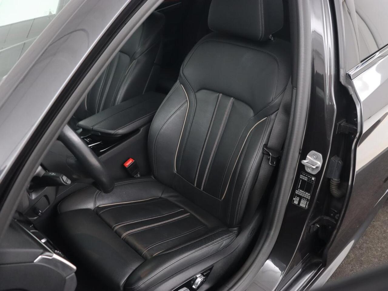 BMW 5-SERIE 520i M Sport | Leder | Stoelverwarming | Carplay | 19'' | Sportstoelen | Live Cockpit | Navigatie | Parkeerhulp | Adaptief LED | Memory | Keyless start