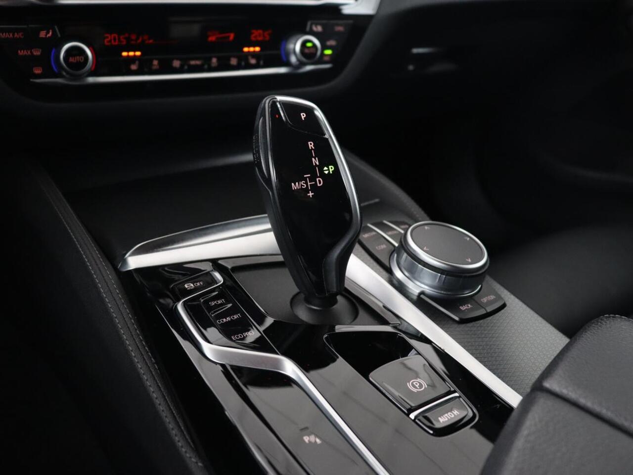 BMW 5-SERIE 520i M Sport | Leder | Stoelverwarming | Carplay | 19'' | Sportstoelen | Live Cockpit | Navigatie | Parkeerhulp | Adaptief LED | Memory | Keyless start