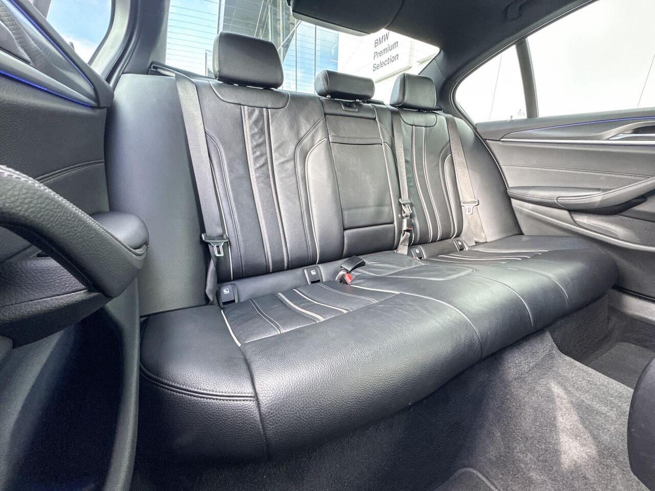 BMW 5-SERIE Sedan 520i M Sport | Trekhaak | Panoramadak