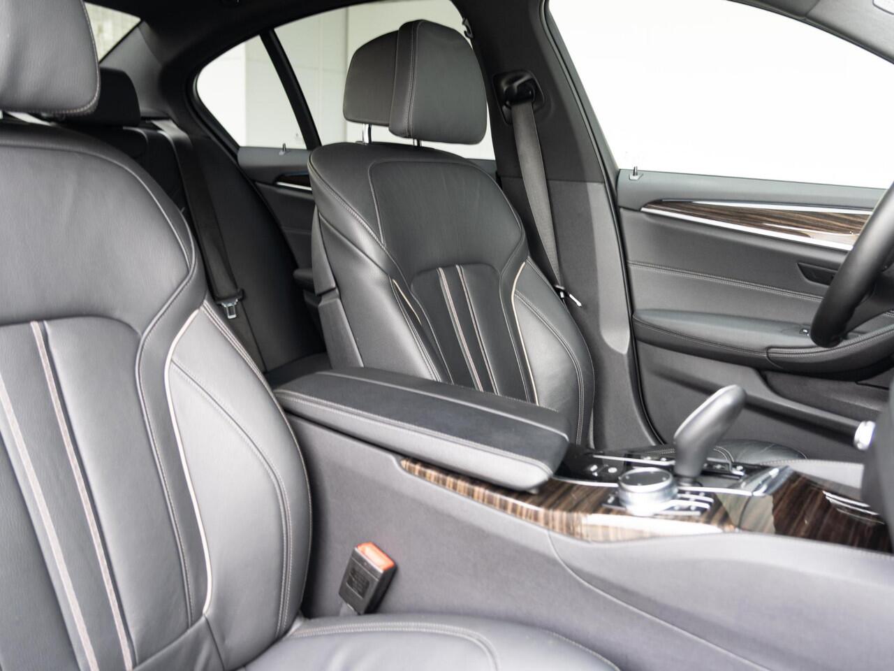 BMW 5-SERIE Sedan 530e | High Executive | M Sportpakket | Stoelverwarming | PDC | 19'' | Trekhaak