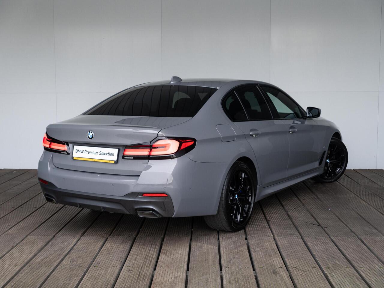 BMW 5-SERIE Sedan 530e | High Executive | M Sportpakket | Stoelverwarming | PDC | 19'' | Trekhaak