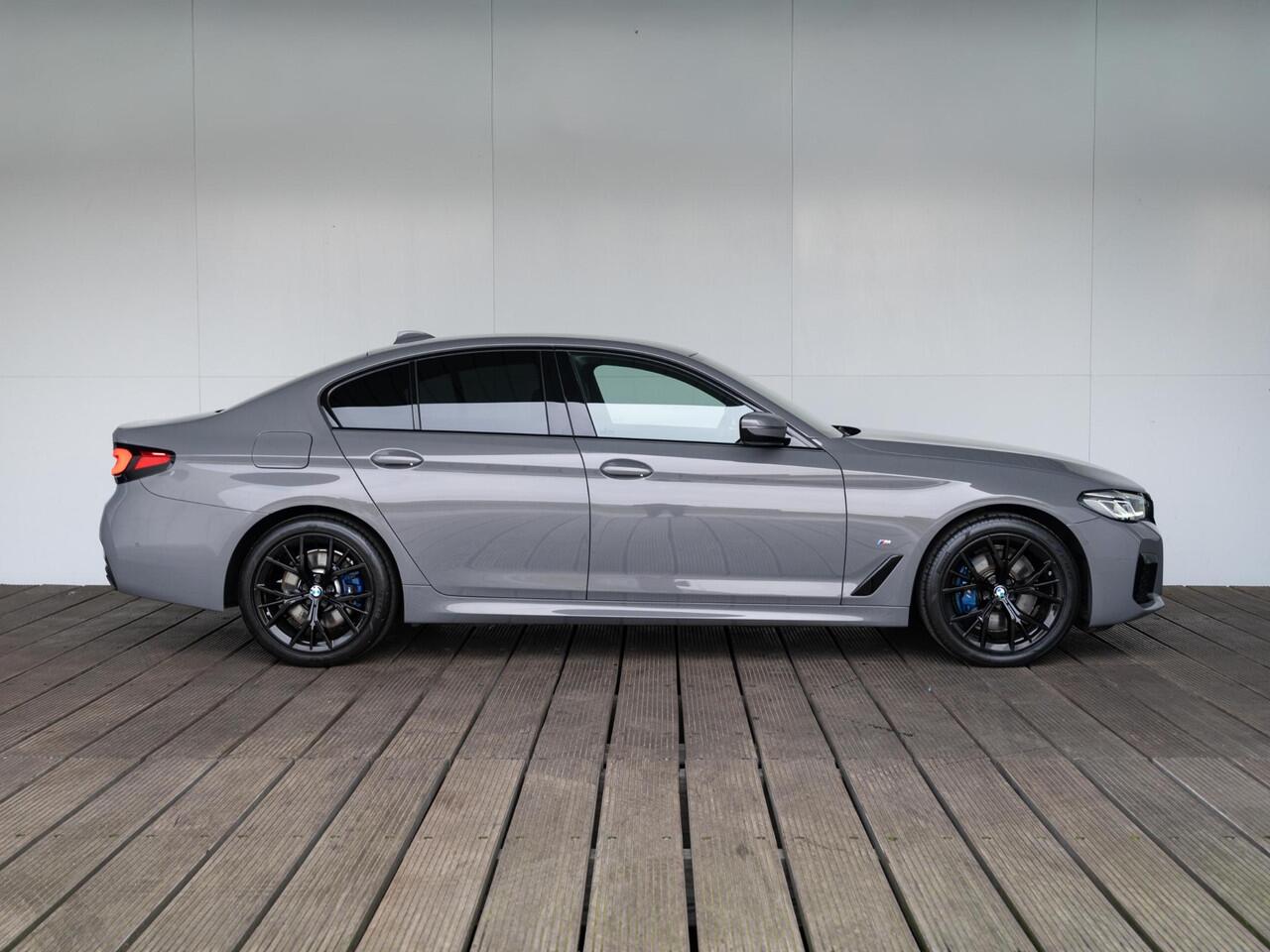 BMW 5-SERIE Sedan 530e | High Executive | M Sportpakket | Stoelverwarming | PDC | 19'' | Trekhaak