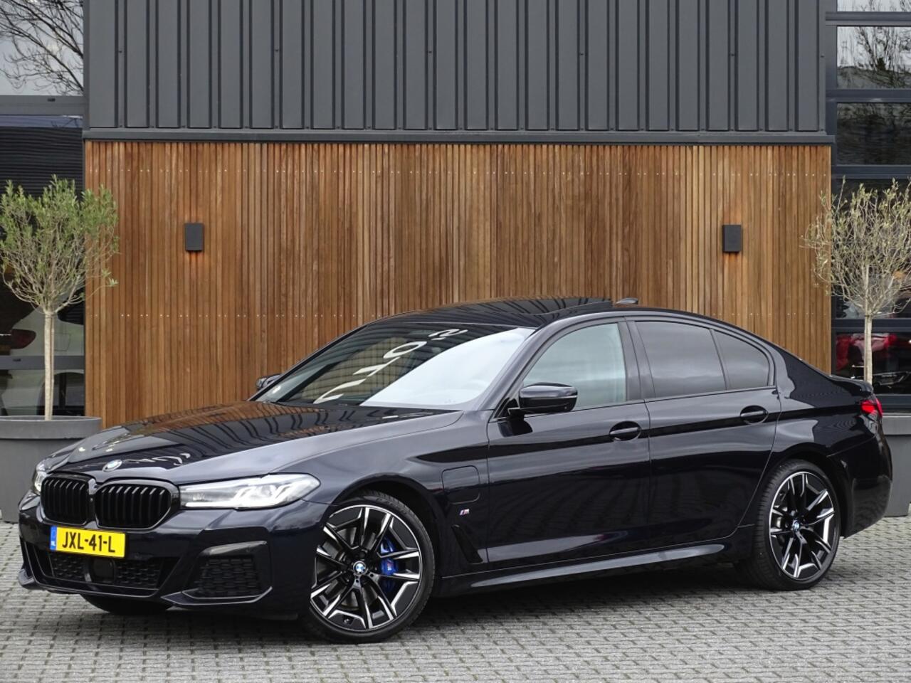 BMW 5-SERIE 530e 292PK M-Sport / M- Individual / alcantara / 360° / Laser