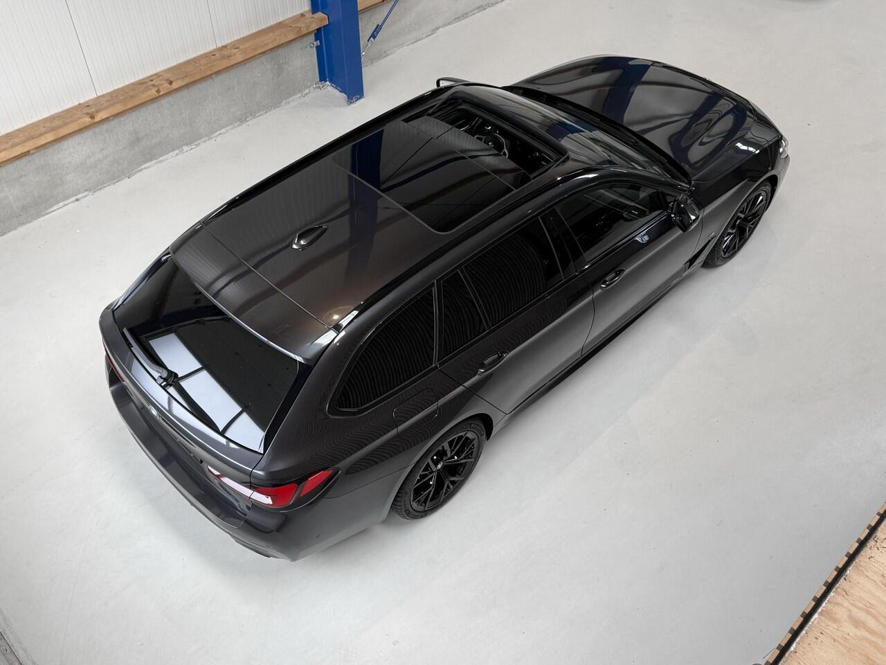 BMW 5-SERIE Touring 520i High Executive G31 LCI - M PAKKET - PANORAMADAK - COMFORT ZETELS - STOELVER + KOELING - LASER LAMPEN