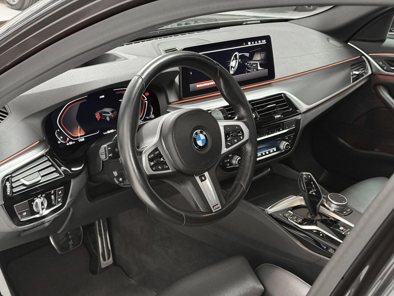 BMW 5-SERIE Touring 520i High Executive G31 LCI - M PAKKET - PANORAMADAK - COMFORT ZETELS - STOELVER + KOELING - LASER LAMPEN