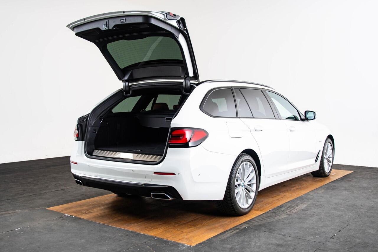 BMW 5-SERIE Touring 530e Luxury Line - Trekhaak - Comforstoelen - Getinte Ruiten - High Beam Assistant - Hifi - Elektrisch verwarmde voorstoelen -