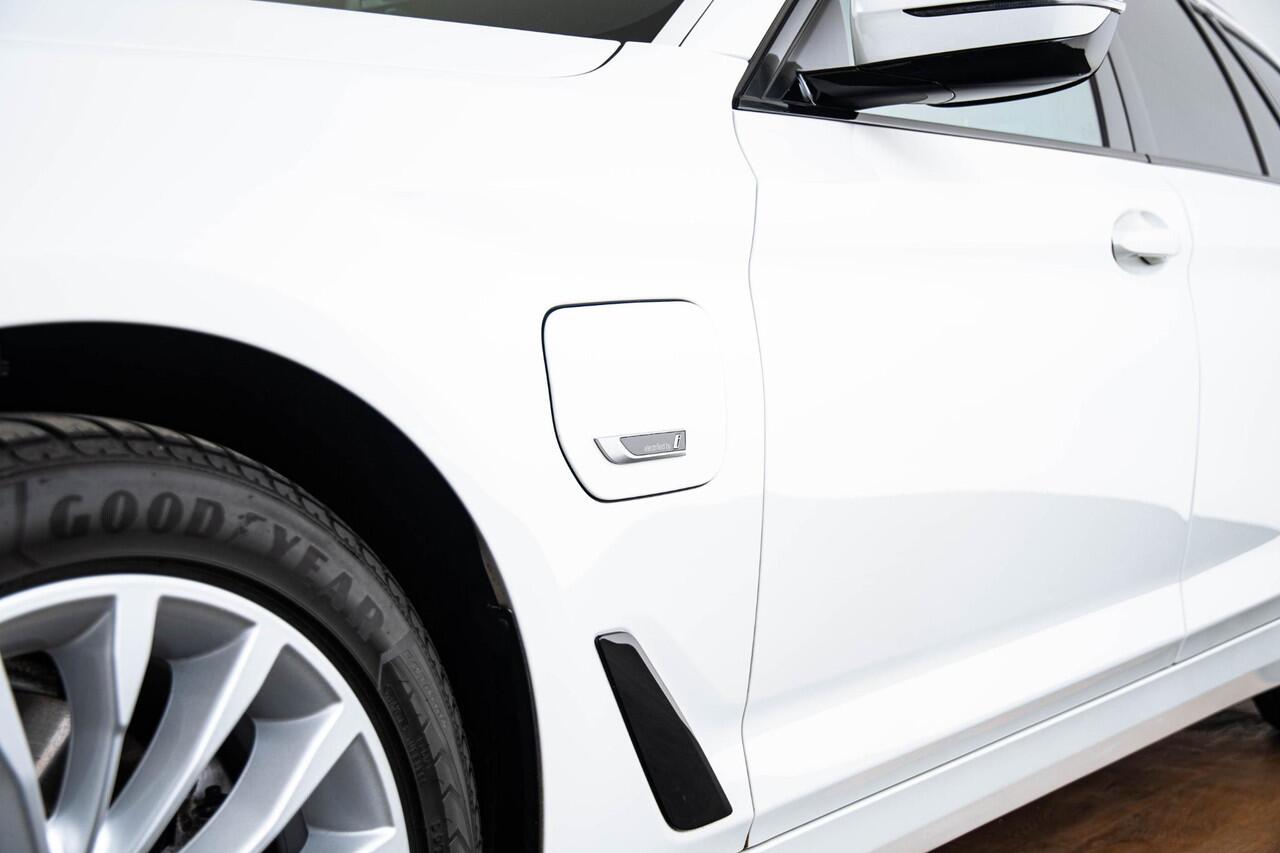 BMW 5-SERIE Touring 530e Luxury Line - Trekhaak - Comforstoelen - Getinte Ruiten - High Beam Assistant - Hifi - Elektrisch verwarmde voorstoelen -