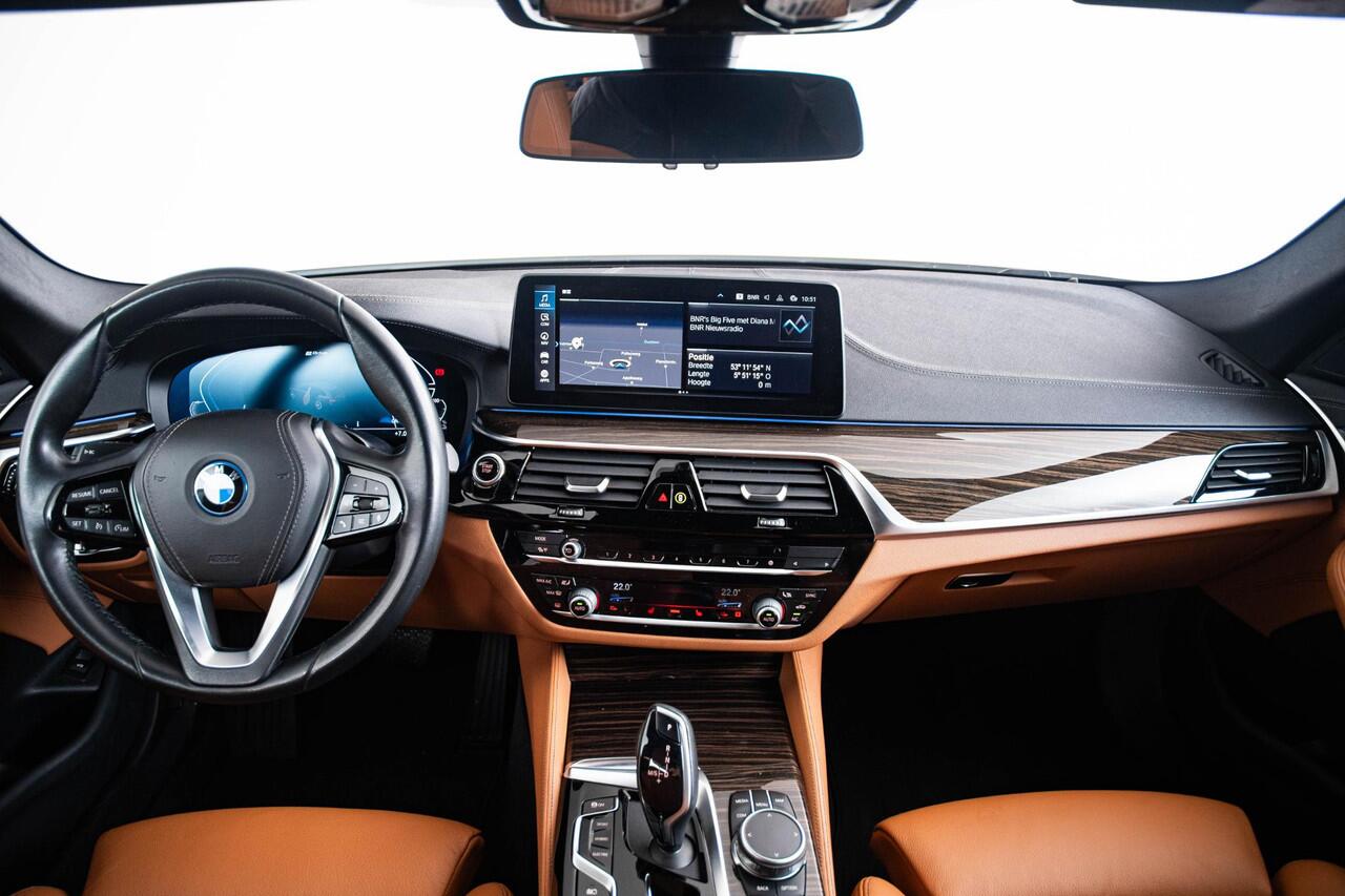 BMW 5-SERIE Touring 530e Luxury Line - Trekhaak - Comforstoelen - Getinte Ruiten - High Beam Assistant - Hifi - Elektrisch verwarmde voorstoelen -