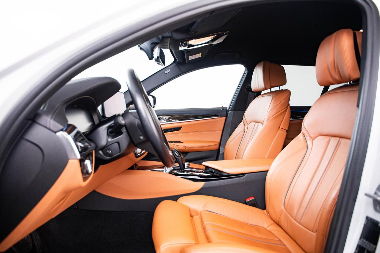 BMW 5-SERIE Touring 530e Luxury Line - Trekhaak - Comforstoelen - Getinte Ruiten - High Beam Assistant - Hifi - Elektrisch verwarmde voorstoelen -