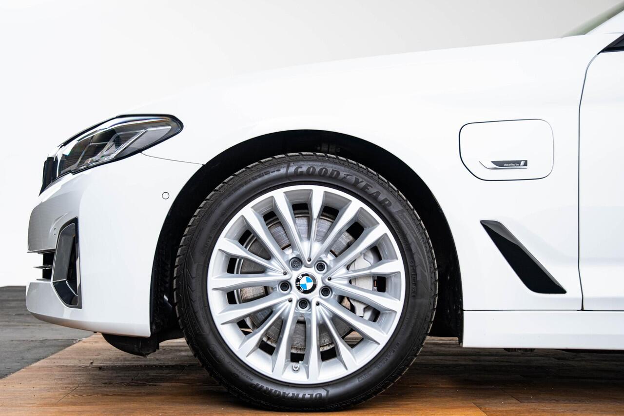 BMW 5-SERIE Touring 530e Luxury Line - Trekhaak - Comforstoelen - Getinte Ruiten - High Beam Assistant - Hifi - Elektrisch verwarmde voorstoelen -