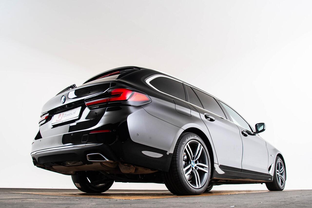 BMW 5-SERIE Touring 530e Business Edition Plus Luxury Line - Trekhaak - Panoramadak - Driving Assistant Professional - Harman Kardon - Head up - Elektrisch verwarmde voorstoelen - Parking Assistant Plus - Comfort acces -