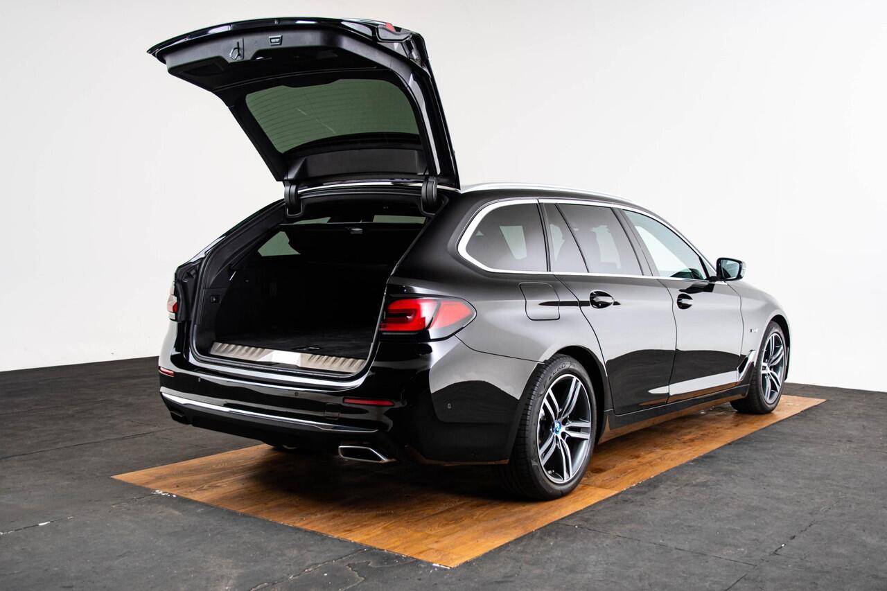 BMW 5-SERIE Touring 530e Business Edition Plus Luxury Line - Trekhaak - Panoramadak - Driving Assistant Professional - Harman Kardon - Head up - Elektrisch verwarmde voorstoelen - Parking Assistant Plus - Comfort acces -