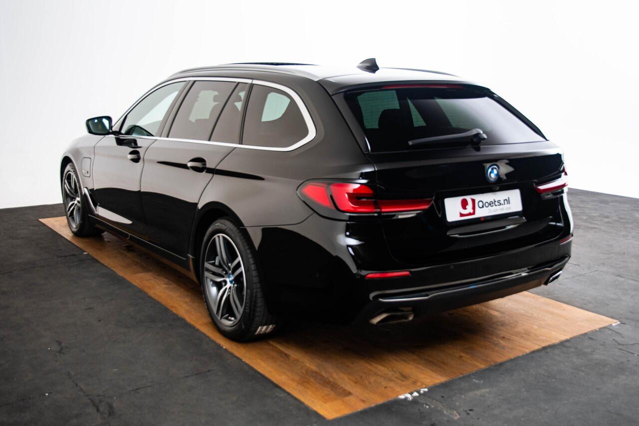 BMW 5-SERIE Touring 530e Business Edition Plus Luxury Line - Trekhaak - Panoramadak - Driving Assistant Professional - Harman Kardon - Head up - Elektrisch verwarmde voorstoelen - Parking Assistant Plus - Comfort acces -