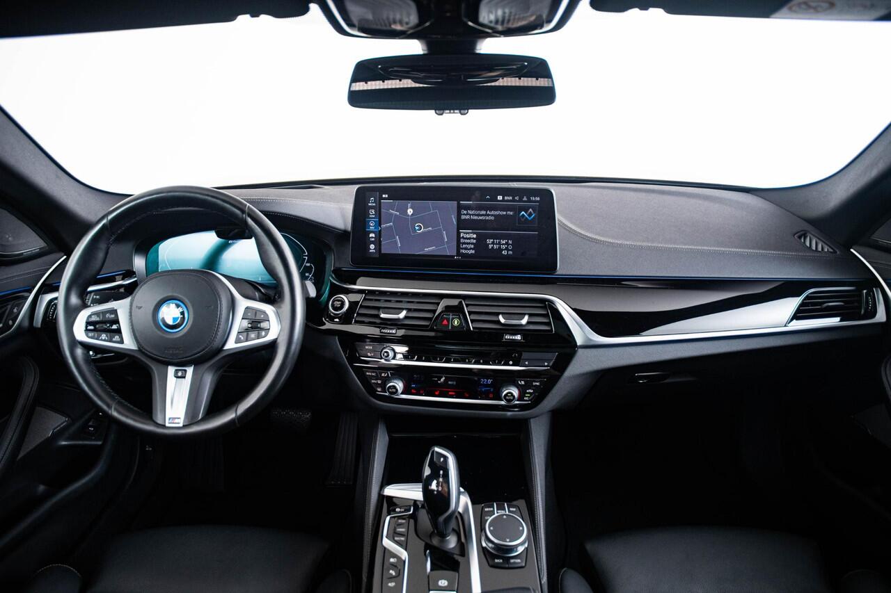 BMW 5-SERIE Touring 530e Business Edition Plus Luxury Line - Trekhaak - Panoramadak - Driving Assistant Professional - Harman Kardon - Head up - Elektrisch verwarmde voorstoelen - Parking Assistant Plus - Comfort acces -