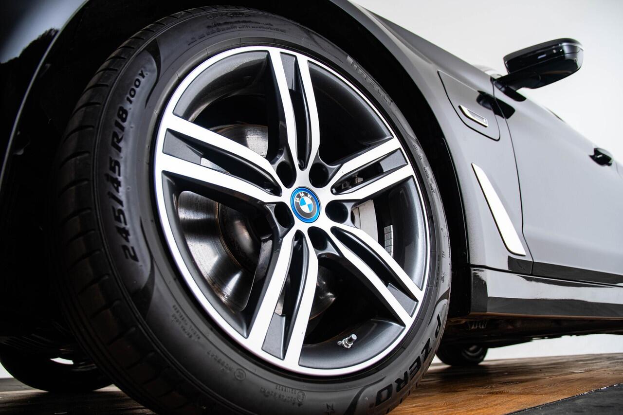 BMW 5-SERIE Touring 530e Business Edition Plus Luxury Line - Trekhaak - Panoramadak - Driving Assistant Professional - Harman Kardon - Head up - Elektrisch verwarmde voorstoelen - Parking Assistant Plus - Comfort acces -