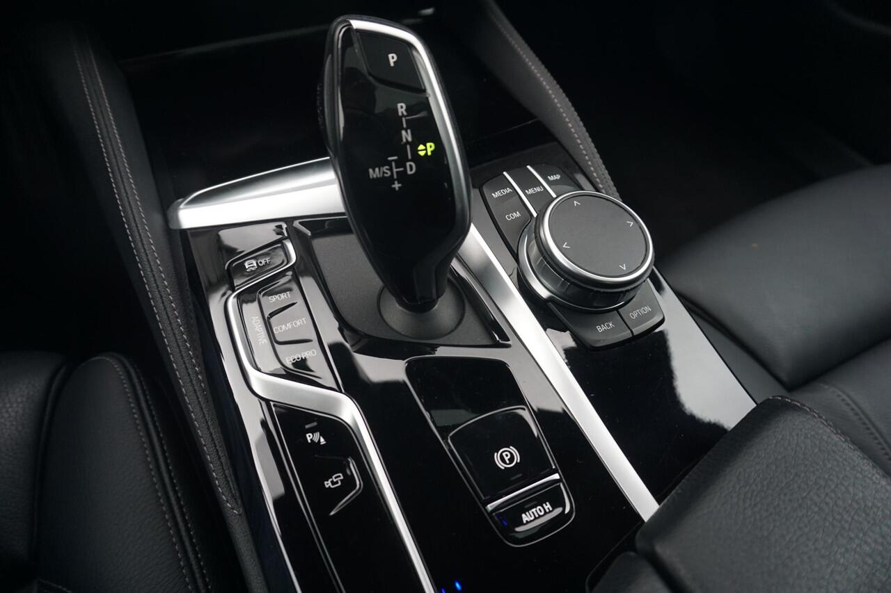 BMW 5-SERIE Sedan M550i xDrive Schuif-/kanteldak / Laserlight / Head-Up Display / Harman Kardon / Soft Close