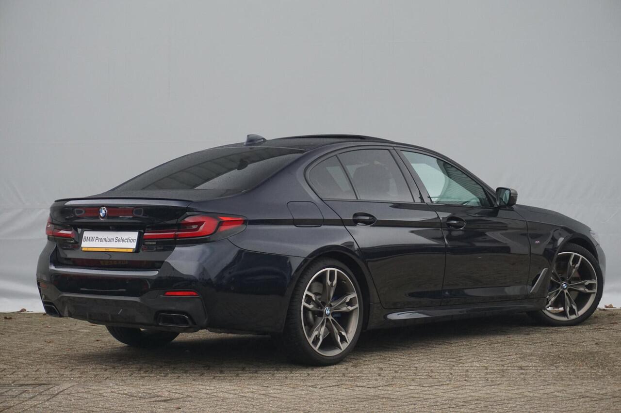 BMW 5-SERIE Sedan M550i xDrive Schuif-/kanteldak / Laserlight / Head-Up Display / Harman Kardon / Soft Close