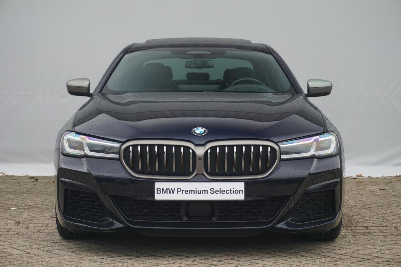 BMW 5-SERIE Sedan M550i xDrive Schuif-/kanteldak / Laserlight / Head-Up Display / Harman Kardon / Soft Close