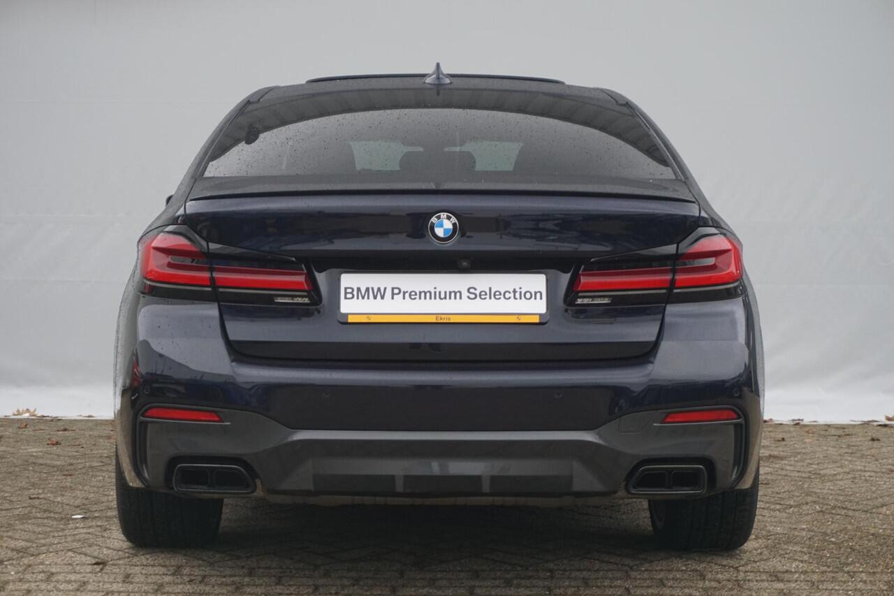 BMW 5-SERIE Sedan M550i xDrive Schuif-/kanteldak / Laserlight / Head-Up Display / Harman Kardon / Soft Close