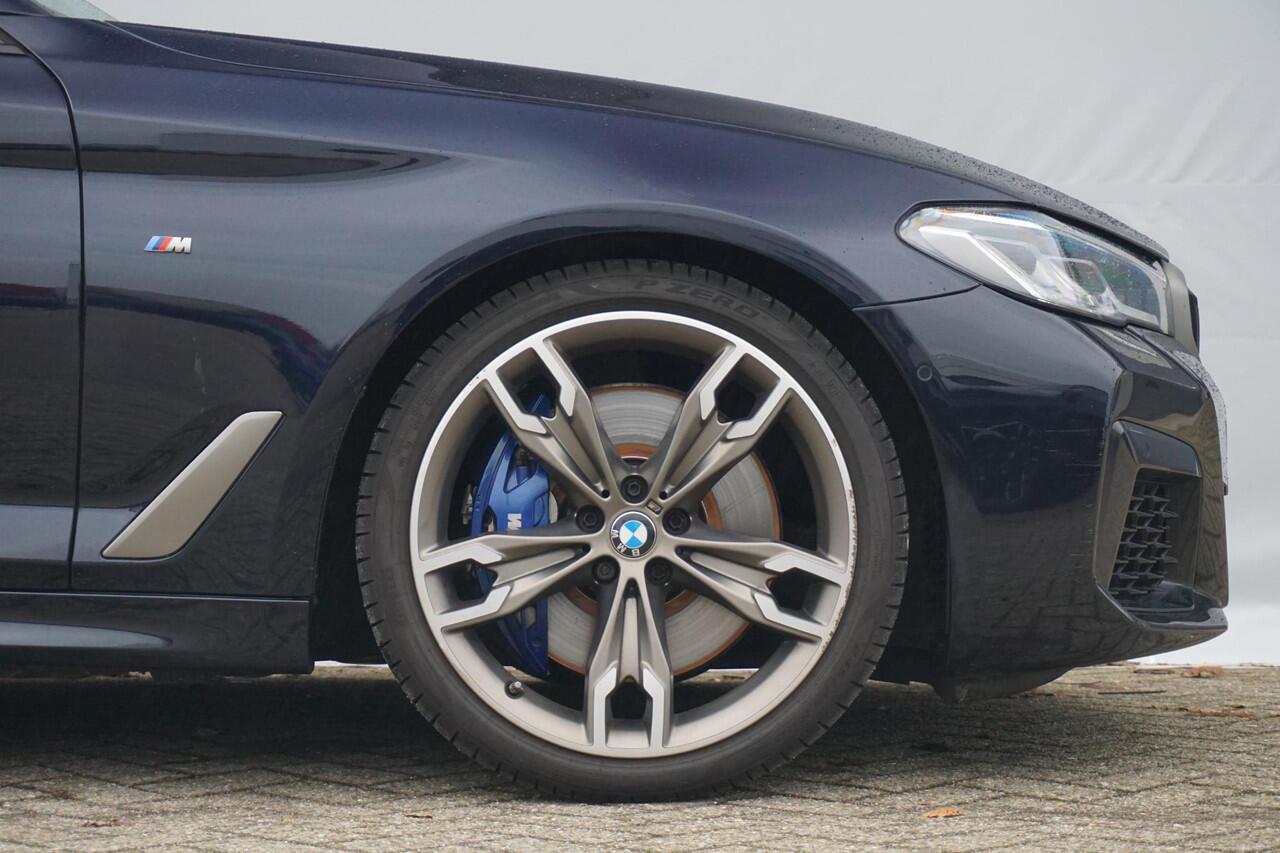BMW 5-SERIE Sedan M550i xDrive Schuif-/kanteldak / Laserlight / Head-Up Display / Harman Kardon / Soft Close