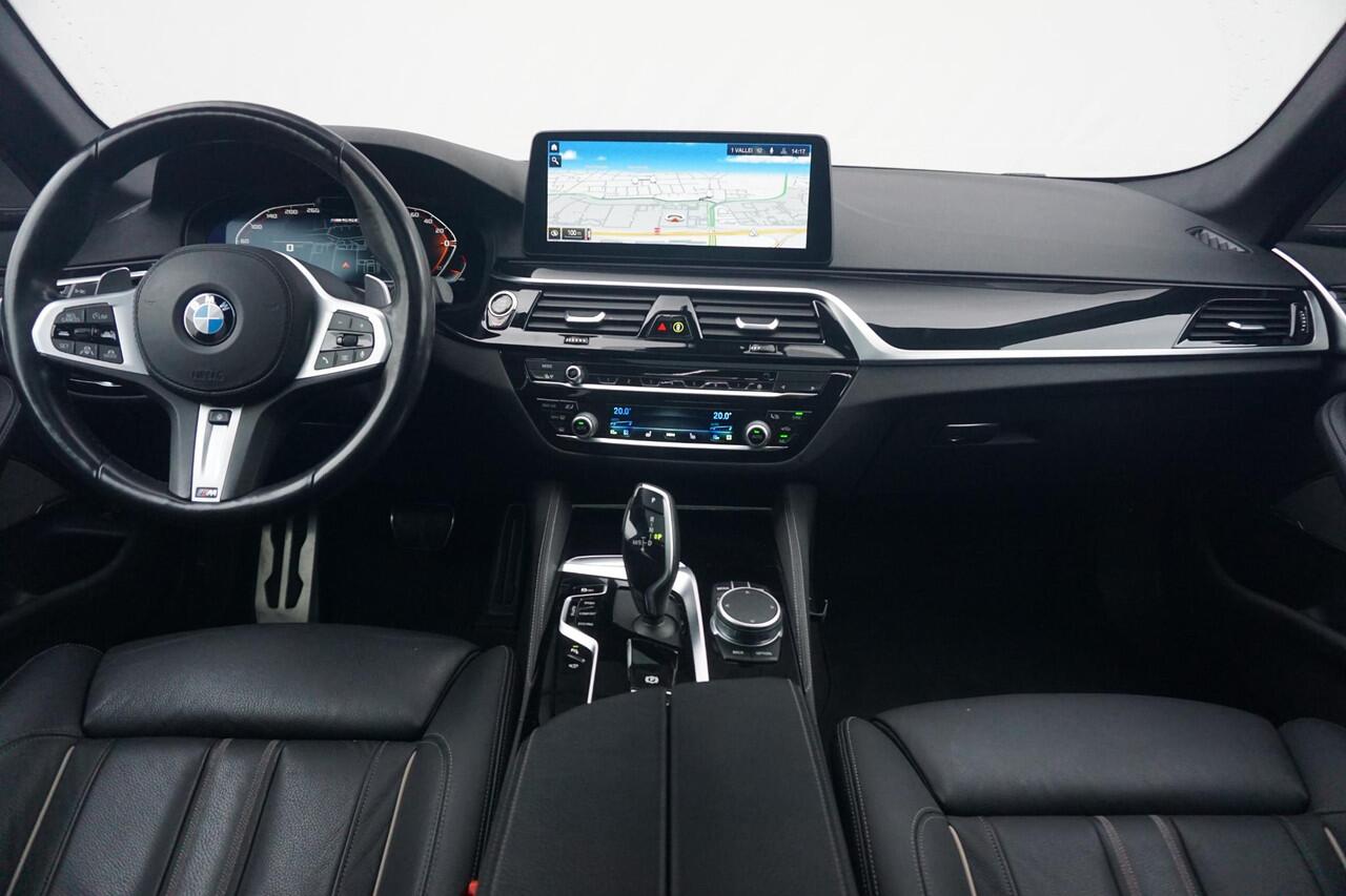 BMW 5-SERIE Sedan M550i xDrive Schuif-/kanteldak / Laserlight / Head-Up Display / Harman Kardon / Soft Close