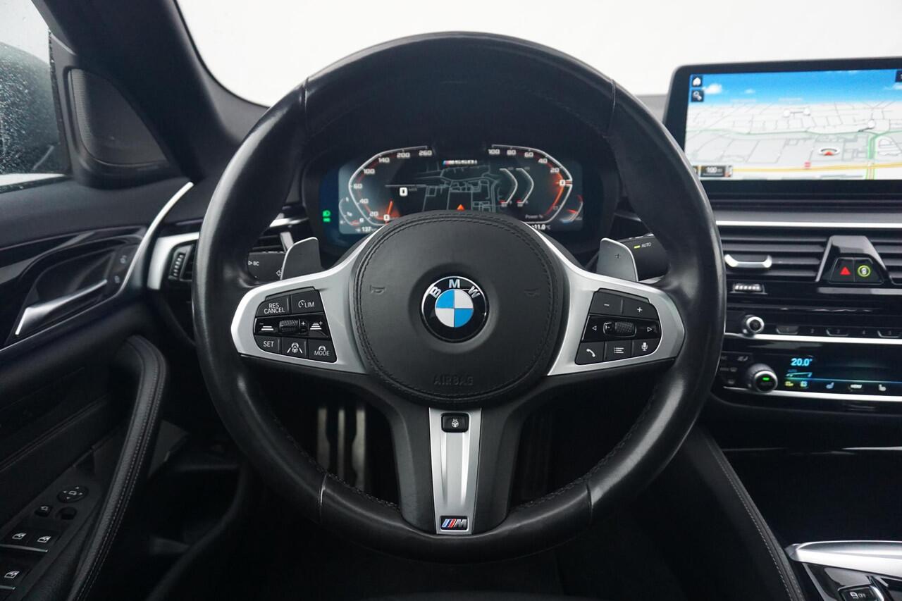 BMW 5-SERIE Sedan M550i xDrive Schuif-/kanteldak / Laserlight / Head-Up Display / Harman Kardon / Soft Close