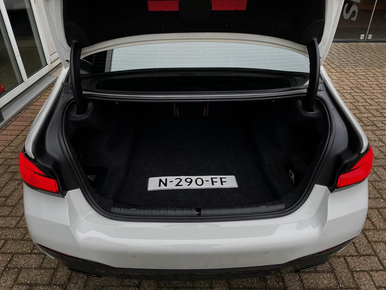 BMW 5-SERIE 540i High Executive M-Sport / Pano / HUD / ACC