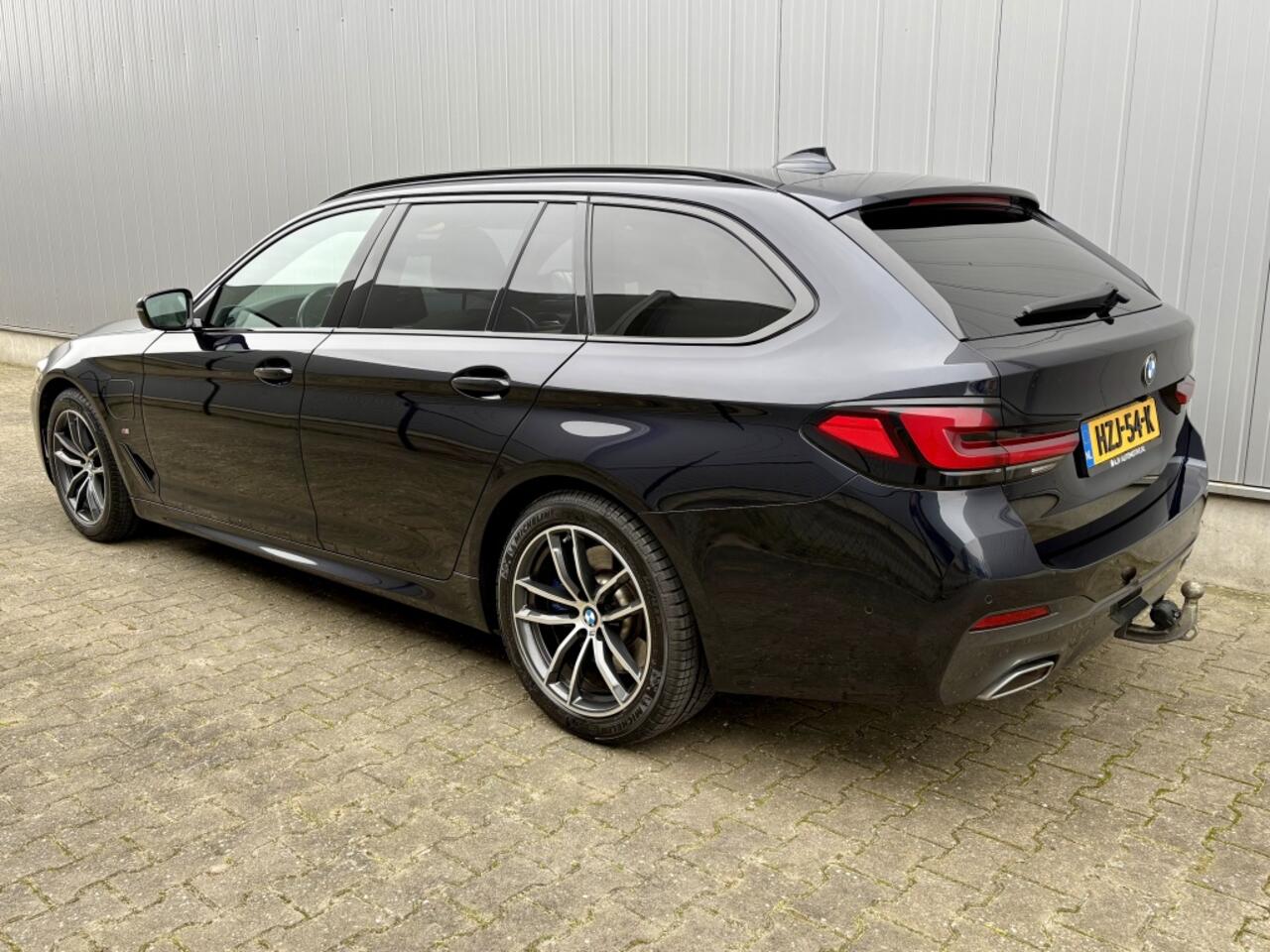 BMW 5-SERIE Touring 530e M-SPORT EXEC. / HUD / TREKHAAK / BTW / CARBONSCHWARZ