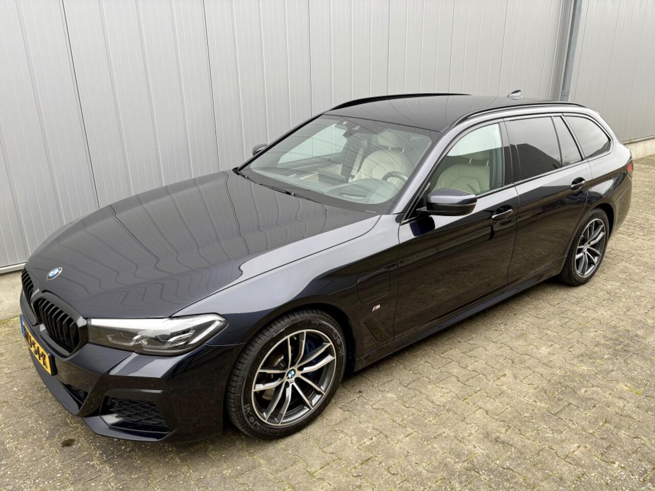 BMW 5-SERIE Touring 530e M-SPORT EXEC. / HUD / TREKHAAK / BTW / CARBONSCHWARZ
