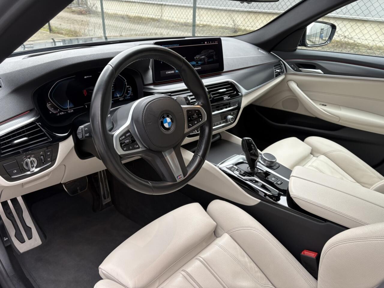BMW 5-SERIE Touring 530e M-SPORT EXEC. / HUD / TREKHAAK / BTW / CARBONSCHWARZ