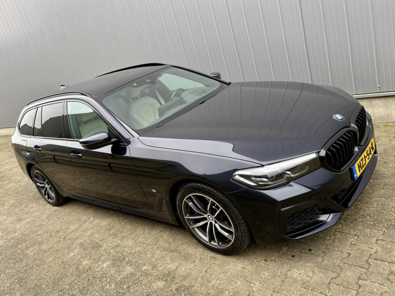 BMW 5-SERIE Touring 530e M-SPORT EXEC. / HUD / TREKHAAK / BTW / CARBONSCHWARZ