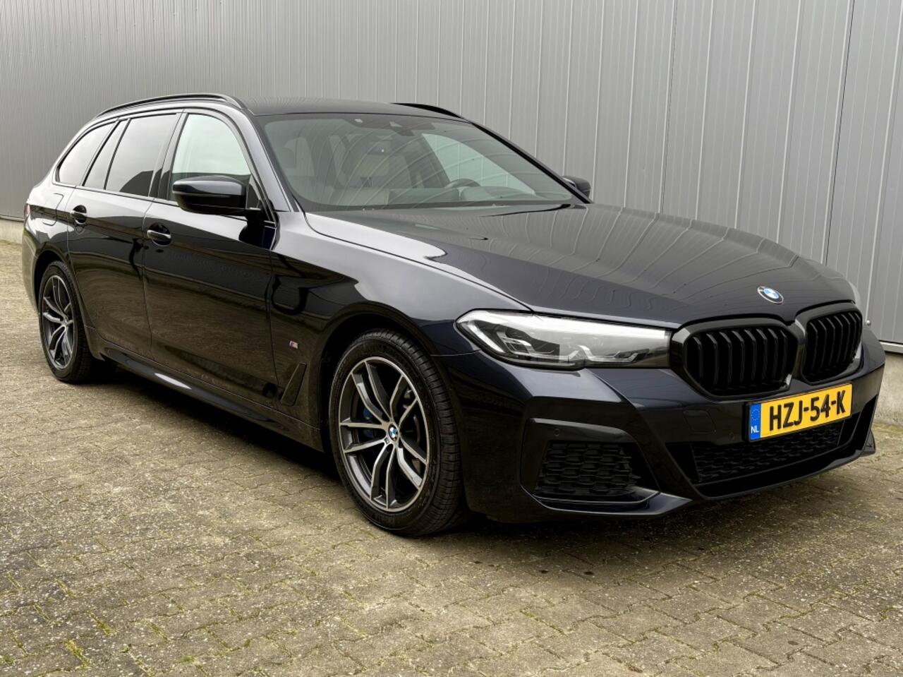 BMW 5-SERIE Touring 530e M-SPORT EXEC. / HUD / TREKHAAK / BTW / CARBONSCHWARZ