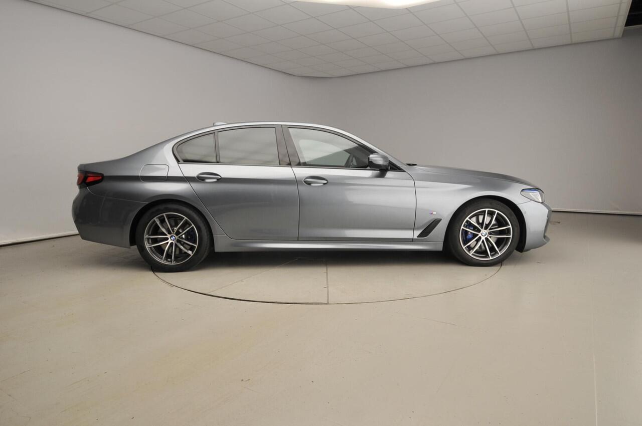 BMW 5-SERIE Sedan 530i | M-Sportpakket | Laserlicht | Leder | Navigatie | Comfortzetels | Stoelverwarming | DAB | Hifi speakers | Alu 18 inch