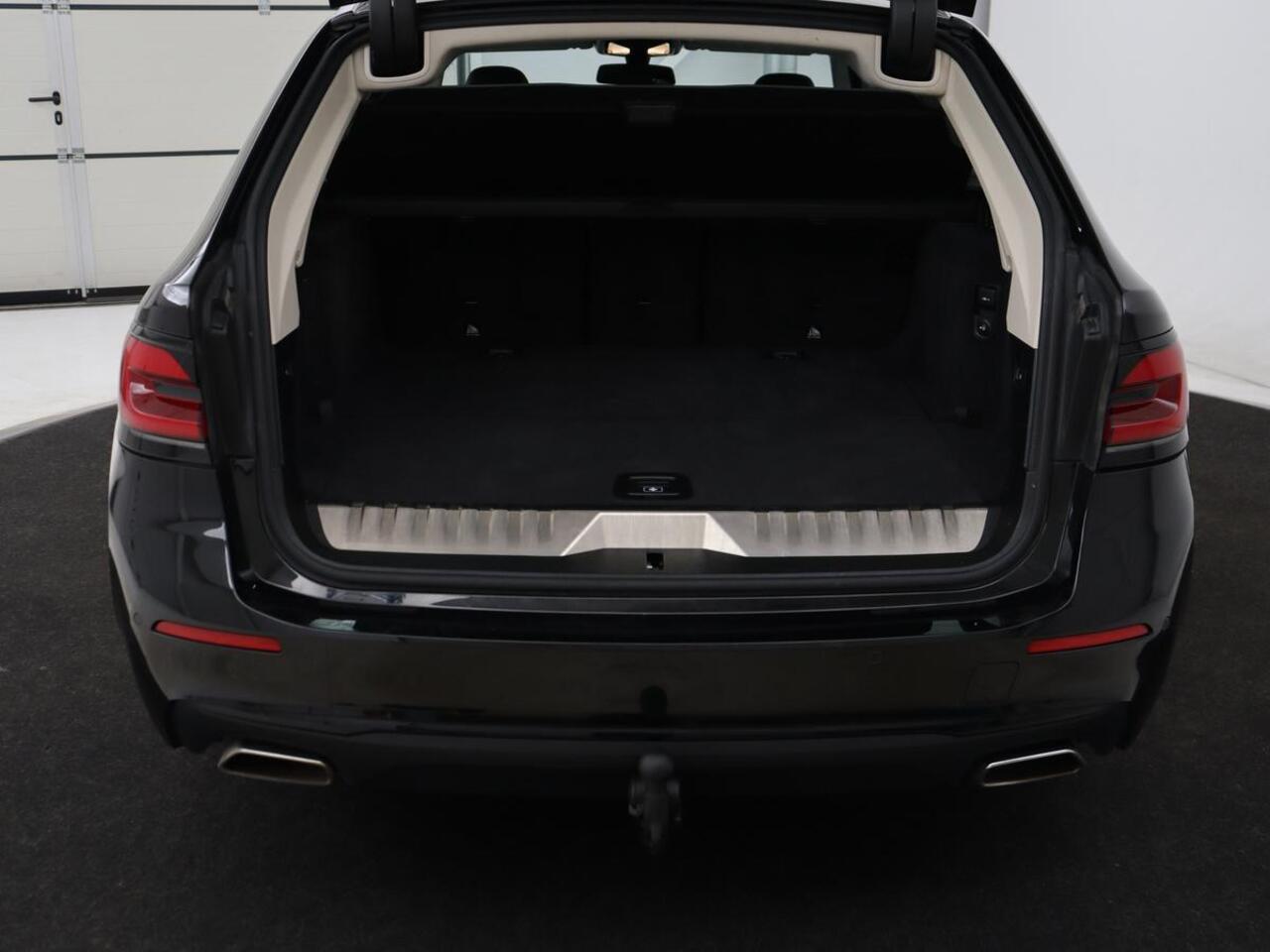 BMW 5-SERIE 530e Executive | Leder | Trekhaak | Stoelverwarming | Live Cockpit | Carplay | Achterbankverwarming | Navigatie | Parkeerhulp |