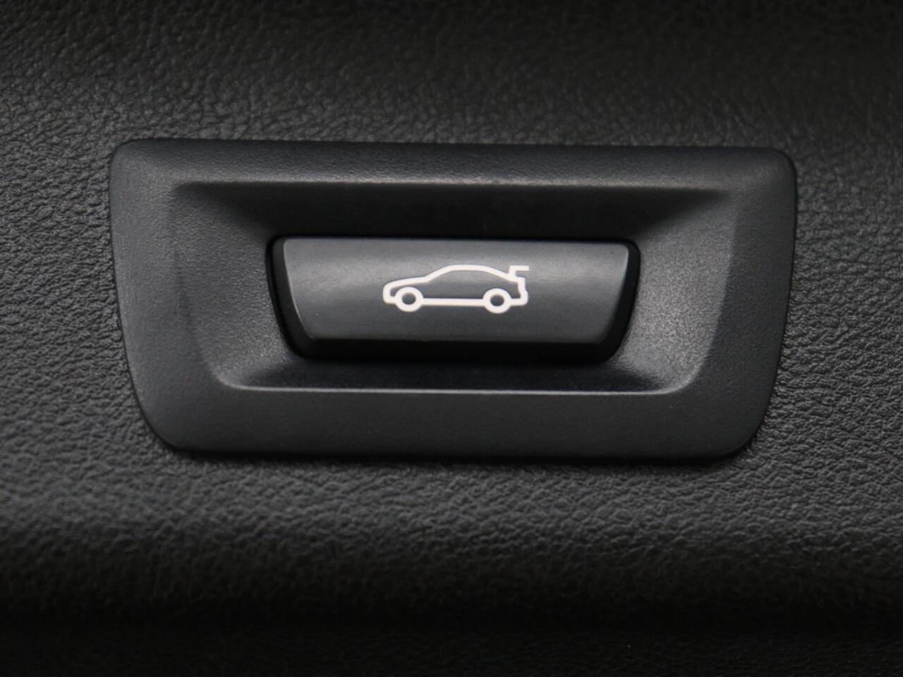 BMW 5-SERIE 530e Executive | Leder | Trekhaak | Stoelverwarming | Live Cockpit | Carplay | Achterbankverwarming | Navigatie | Parkeerhulp |