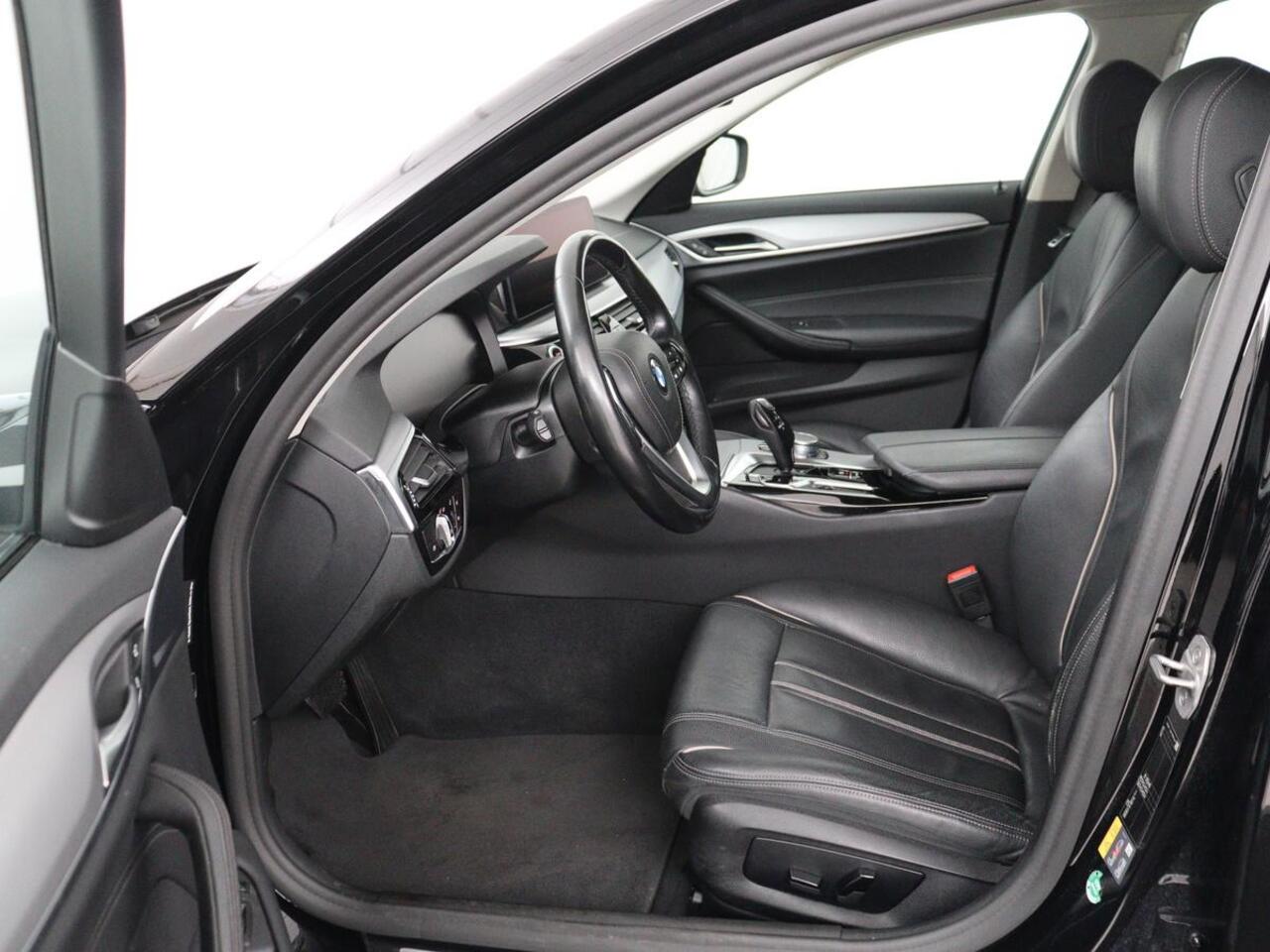 BMW 5-SERIE 530e Executive | Leder | Trekhaak | Stoelverwarming | Live Cockpit | Carplay | Achterbankverwarming | Navigatie | Parkeerhulp |