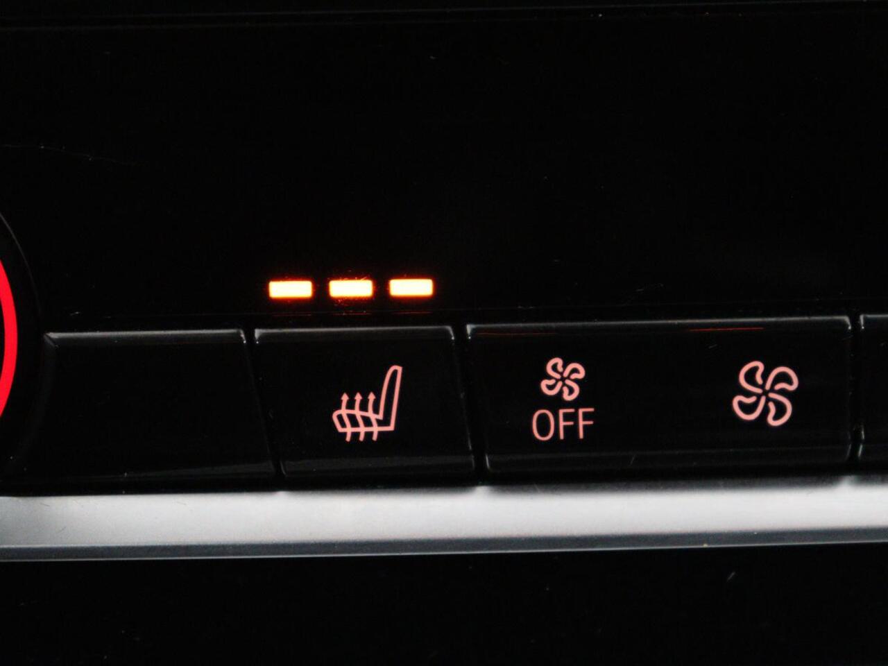 BMW 5-SERIE 530e Executive | Leder | Trekhaak | Stoelverwarming | Live Cockpit | Carplay | Achterbankverwarming | Navigatie | Parkeerhulp |