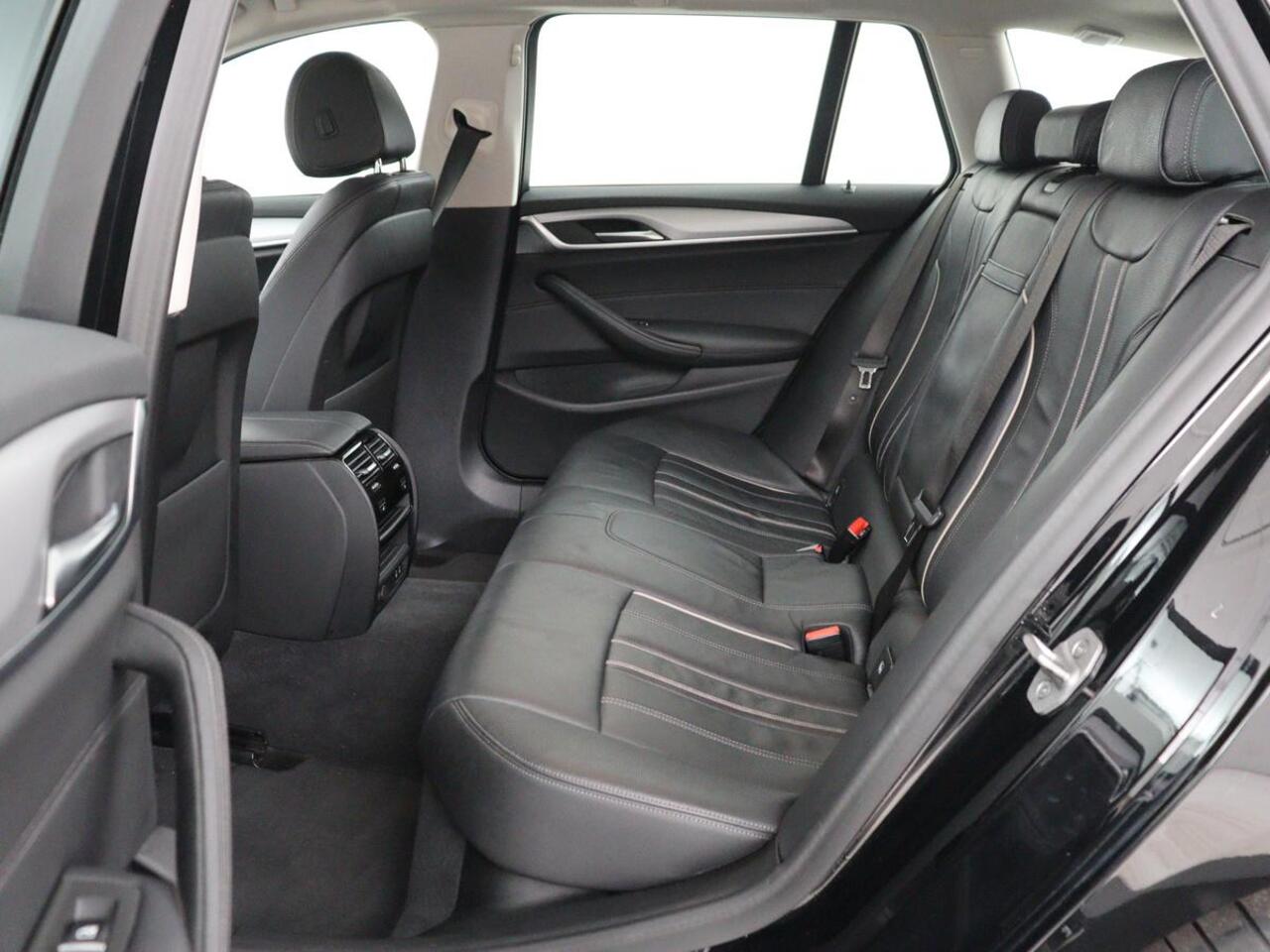 BMW 5-SERIE 530e Executive | Leder | Trekhaak | Stoelverwarming | Live Cockpit | Carplay | Achterbankverwarming | Navigatie | Parkeerhulp |
