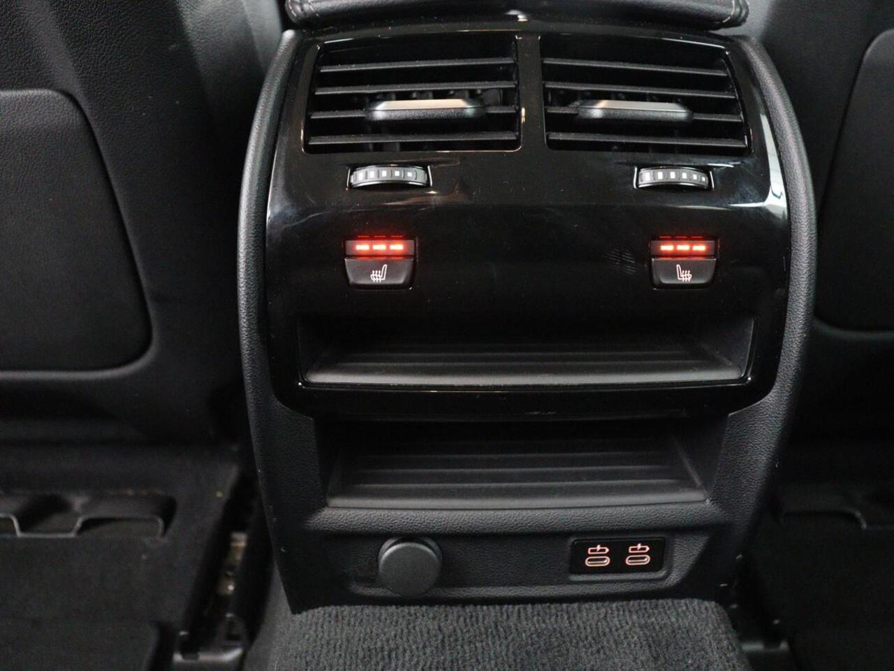 BMW 5-SERIE 530e Executive | Leder | Trekhaak | Stoelverwarming | Live Cockpit | Carplay | Achterbankverwarming | Navigatie | Parkeerhulp |