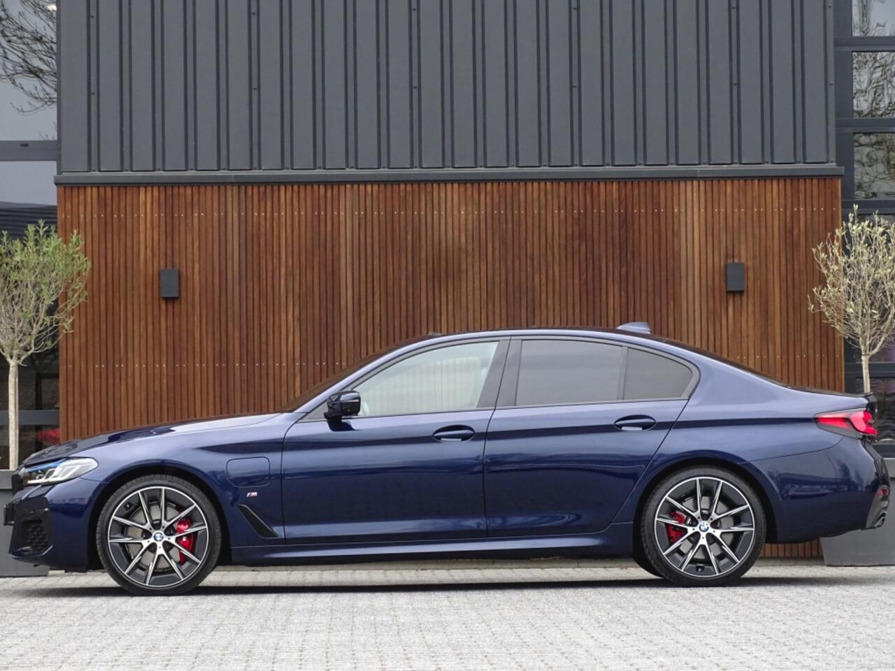 BMW 5-SERIE 530e 292PK X-Drive M-Sport / Softclose / Individual / 360° / M-S