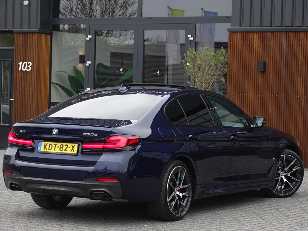 BMW 5-SERIE 530e 292PK X-Drive M-Sport / Softclose / Individual / 360° / M-S