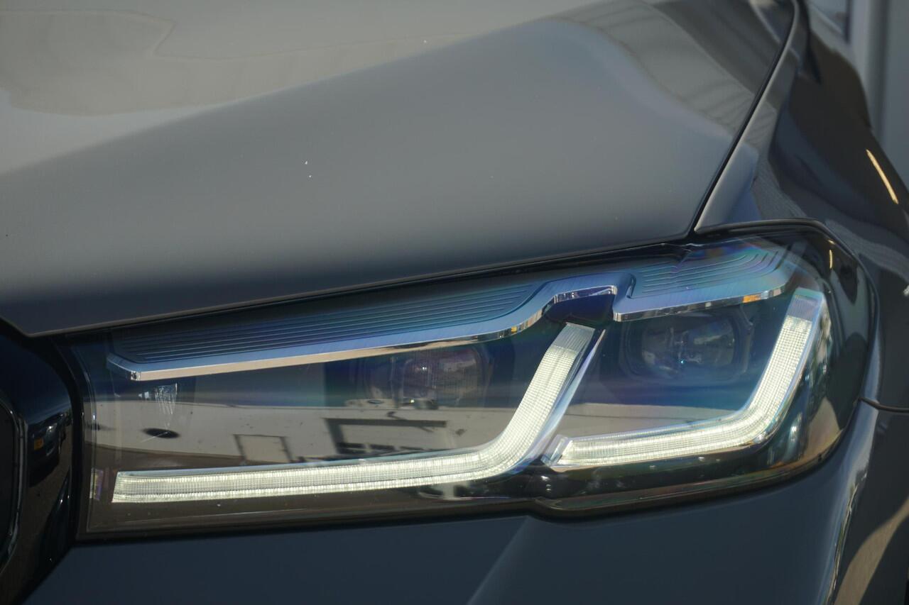 BMW 5-SERIE Touring 530e xDrive M Sportpakket / Panorama Dak / Hifi / Trekhaak / Head-Up Display