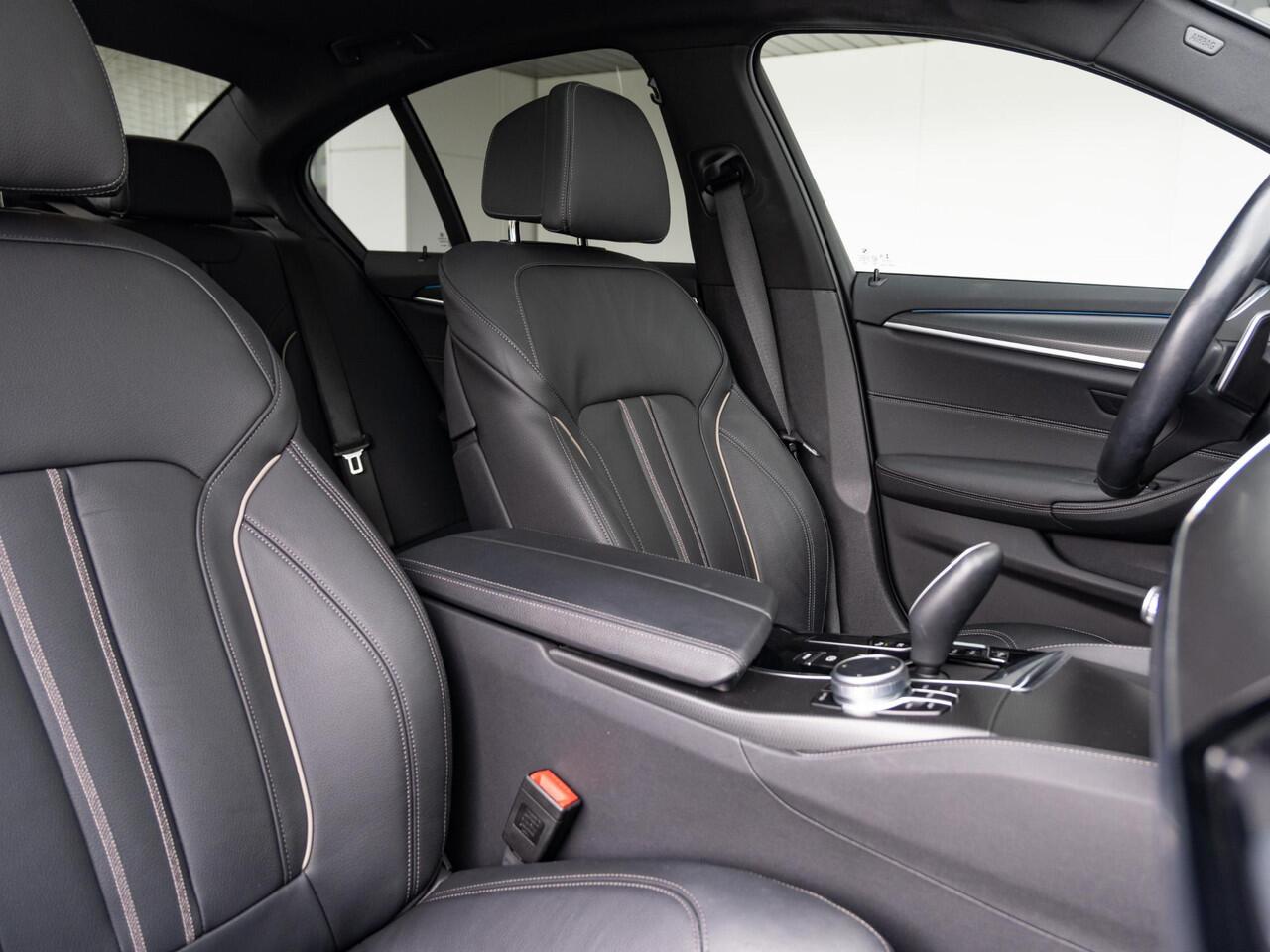 BMW 5-SERIE Sedan 520e | High Executive | M Sportpakket | Verwarmd Stuurwiel | Schuif-/kanteldak | Stoelverwarming | Head-Up Display | 19''