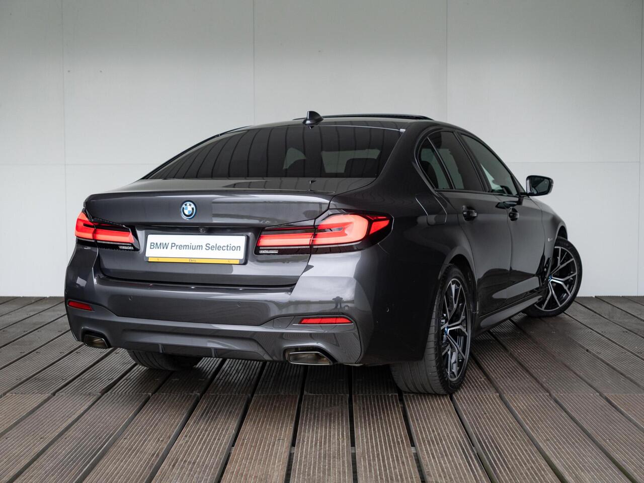 BMW 5-SERIE Sedan 520e | High Executive | M Sportpakket | Verwarmd Stuurwiel | Schuif-/kanteldak | Stoelverwarming | Head-Up Display | 19''