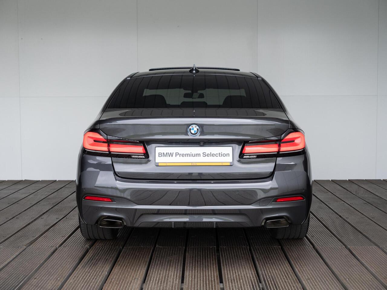 BMW 5-SERIE Sedan 520e | High Executive | M Sportpakket | Verwarmd Stuurwiel | Schuif-/kanteldak | Stoelverwarming | Head-Up Display | 19''