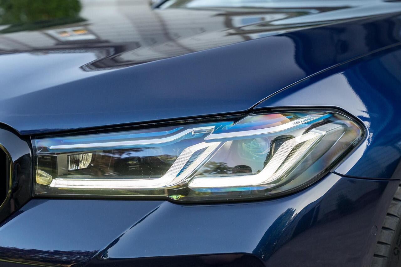 BMW 5-SERIE Touring 530e xDrive M-Sport PANO | LASER | HUD | KEYLESS | INDIVIDUAL TANSANITBLAU