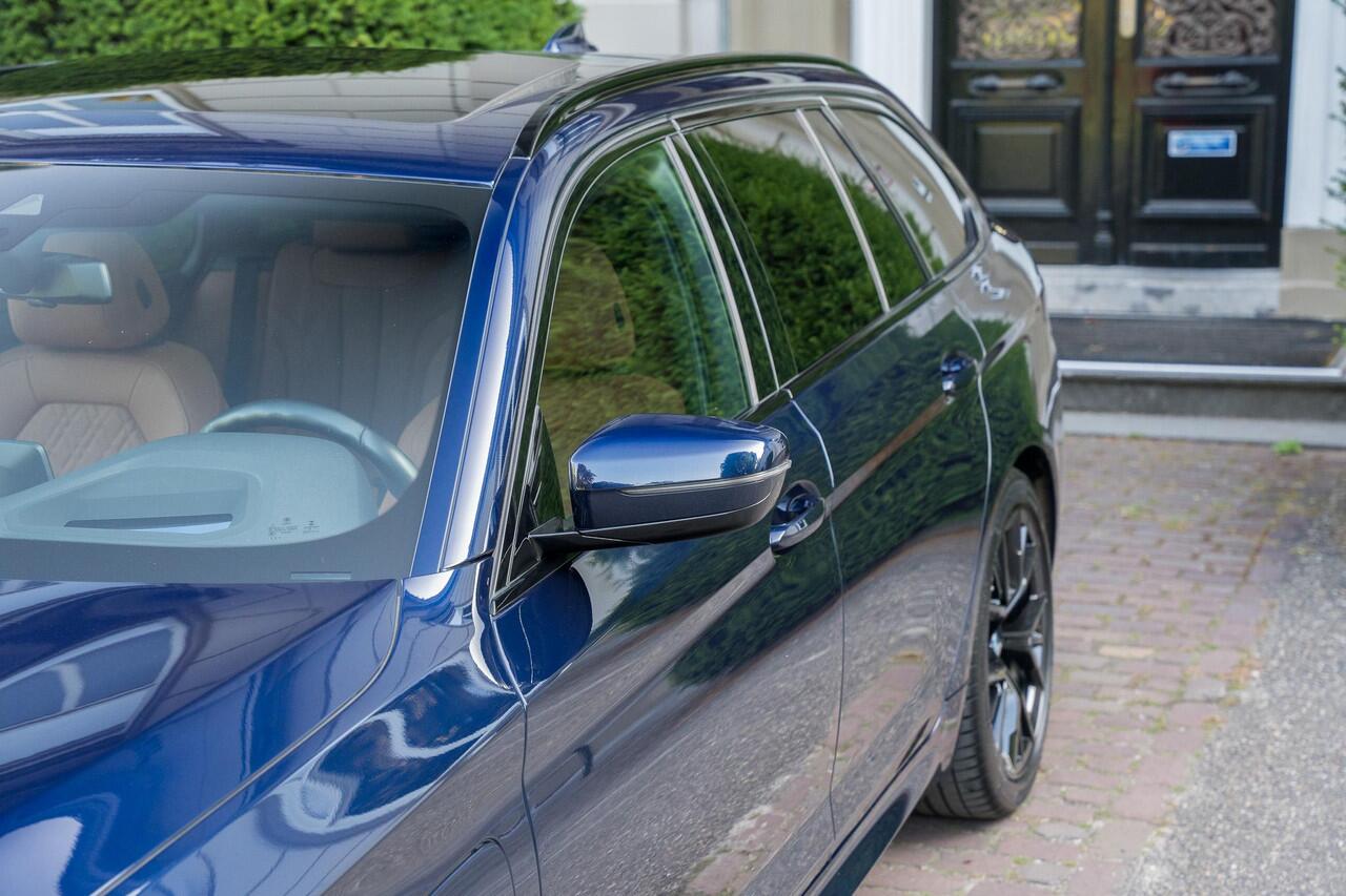 BMW 5-SERIE Touring 530e xDrive M-Sport PANO | LASER | HUD | KEYLESS | INDIVIDUAL TANSANITBLAU