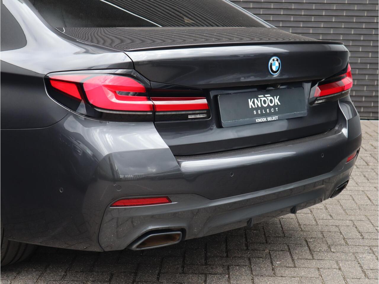 BMW 5-SERIE 545e xDrive High Executive M Sport / Schuifdak / Comfortleder / Adaptive Cruise / Stuurwielverwarming